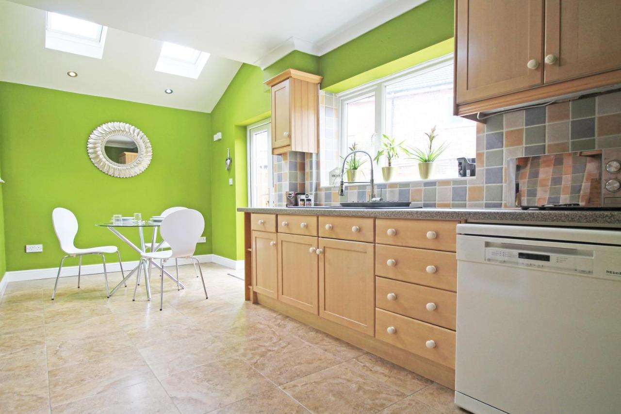 Queens Road - Luxury Spacious Home In Chester Christleton Kültér fotó