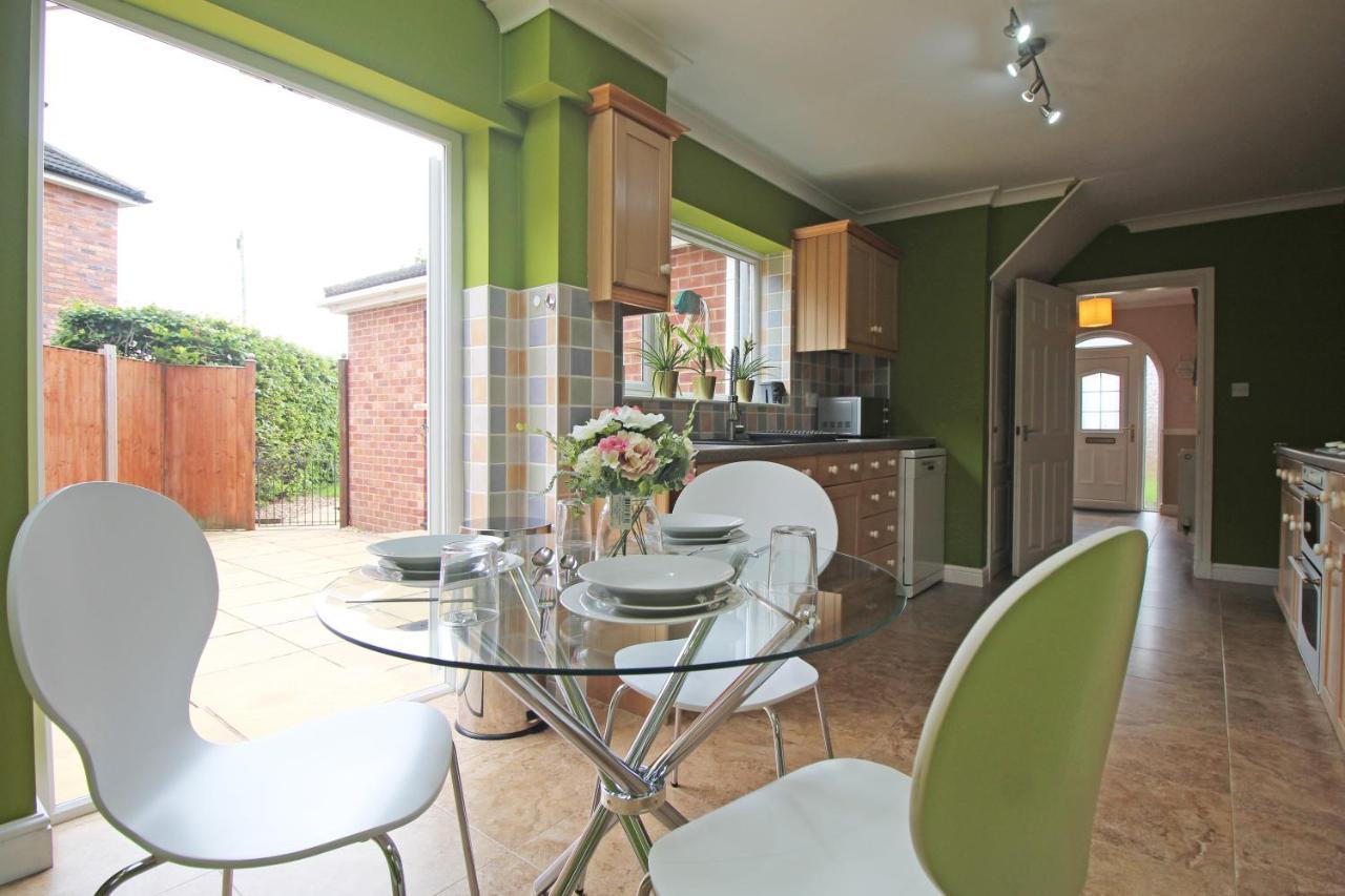 Queens Road - Luxury Spacious Home In Chester Christleton Kültér fotó